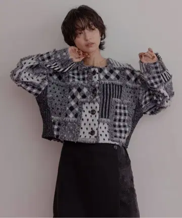 에이미 로우 지오메트릭 자카드 크롭 자켓