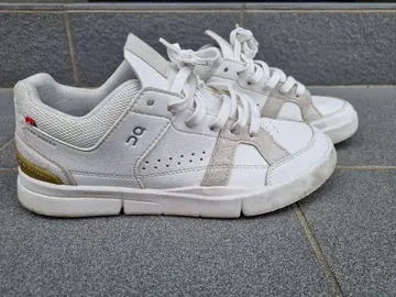 On 화이트 스니커즈