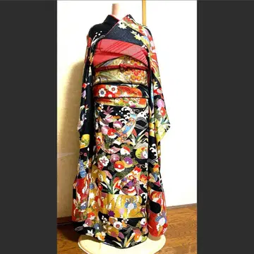 럭셔리하고 화려한 고전 패턴 후리소데