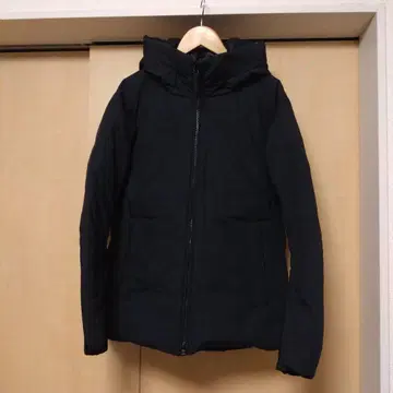 BEAUTY & YOUTH 블랙 다운 자켓