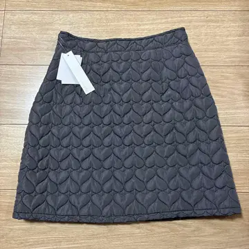 미사용 새상품 그레이 하트 퀼팅 사다리꼴 미니 스커트 사이즈 F
