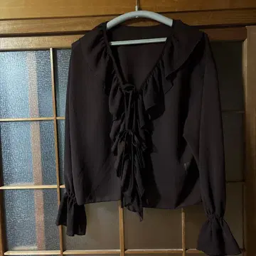 다크 브라운 프릴 달린 블라우스 긴팔