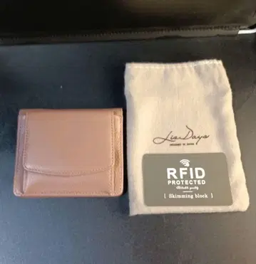 LizDays 살몬 핑크 접이식 지갑 RFID 보호 포함