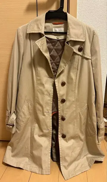 베이지 트렌치코트 퀼팅 안쪽