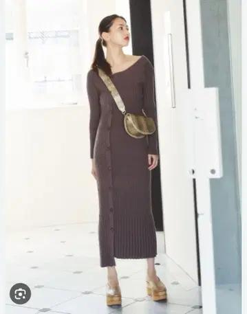 SNIDEL (스나이델) 비대칭 버튼 니트 원피스 브라운