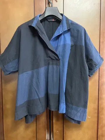 네이비와 블랙의 반팔 셔츠