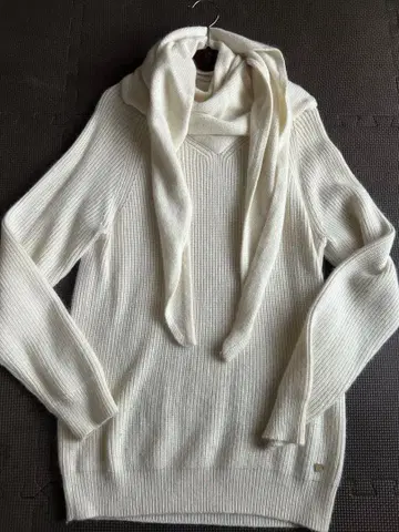 루니 화이트 리브 니트 스웨터 M 사이즈