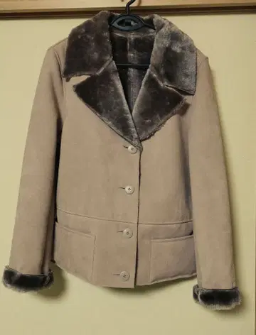 무스탕풍 베이지 자켓