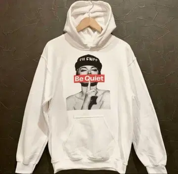 남녀 공용 Be Quiet 포토 프린트 박스 로고 후드티/화이트