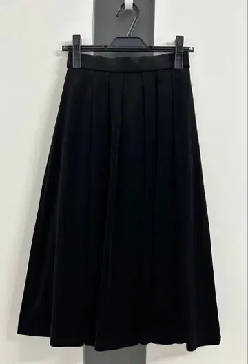 아나이 벨로아 블랙 종아리 기장 플레어 스커트