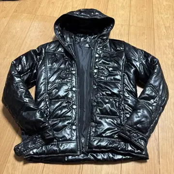 후드 부착 블랙 다운 자켓