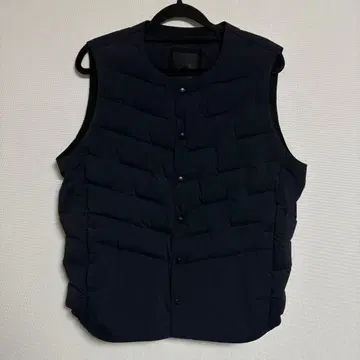 [ 컨디션 최상 ] 데상트 얼터레인 다운 베스트 다크 네이비 L