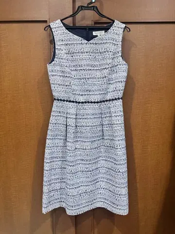 슬리브리스 무릎 기장 원피스 M 사이즈