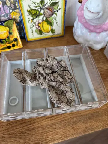 로고 베이지 스크런치