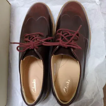 새상품 Clarks 여성용 가죽 신발 와인색 사이즈 50