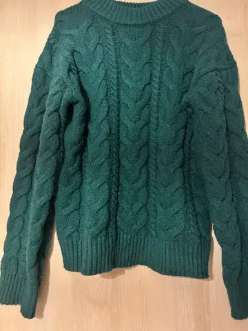 짙은 녹색 케이블 니트 스웨터 긴팔