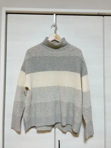 MICA&DEAL 터틀넥 니트 그레이와 아이보리