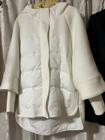 화이트 후드 부착 다운 자켓