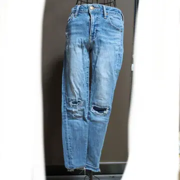 AZUL BY MOUSSY 라이트 블루 스키니 데님 무릎 데미지