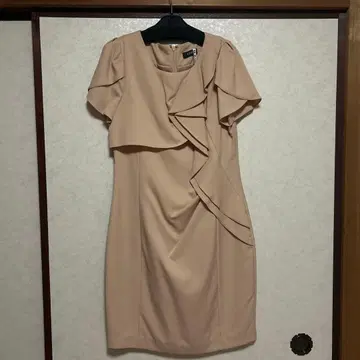 튤립 소매 미디 기장 타이트 원피스 드레스