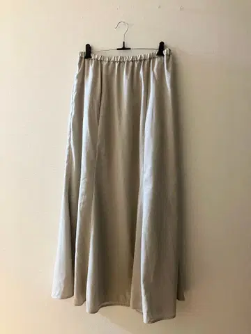 렙심 하기하기 새틴 플레어 스커트