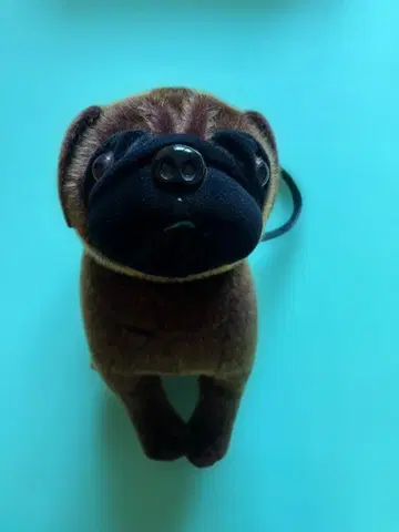 퍼그형 핸드백 브라운