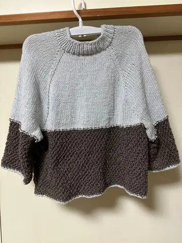 그레이와 브라운의 니트 스웨터