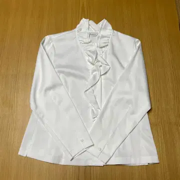 화이트 프릴 달린 긴팔 셔츠