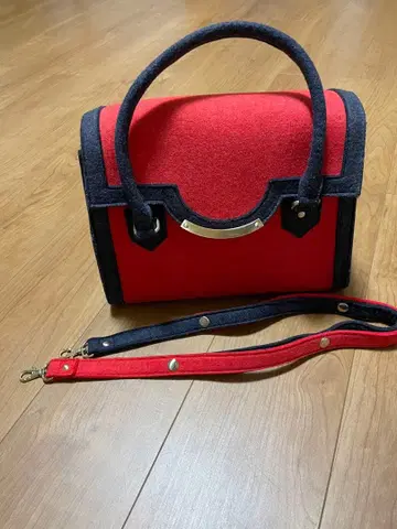빨간색과 네이비색 펠트 핸드백