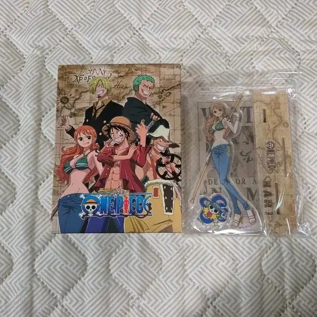 미개봉 기영이숯불두마리치킨 콜라보상품 원피스 나미 아크릴 스탠드