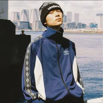 즉시 완판 모델 9090 x UMBRO 콜라보 네이비 트랙 자켓