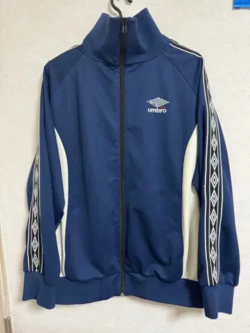 즉시 완판 모델 9090 x UMBRO 콜라보 네이비 트랙 자켓