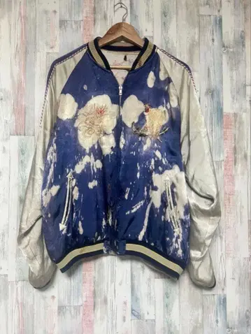 스카잔 파랑과 화이트 자수 디자인