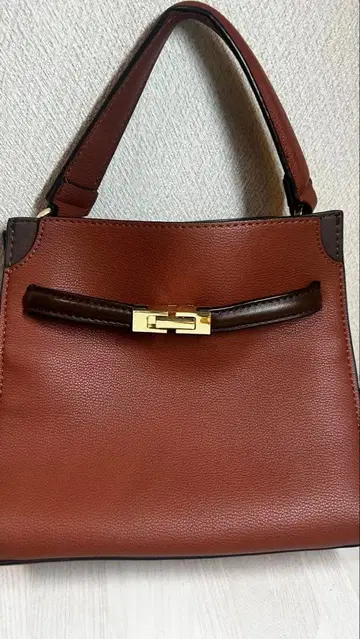 브라운 가죽 핸드백