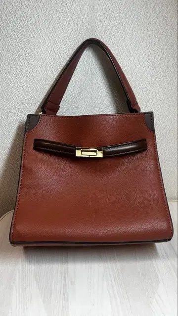 브라운 가죽 핸드백