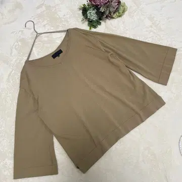 언타이틀 V넥 니트탑 플레어 소매 베이지 사이즈 4