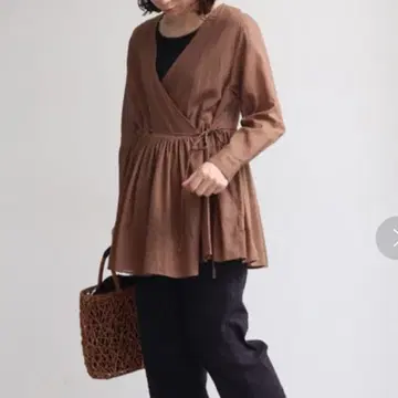 yuni 21ss 강연 프랑스 능 직물 wrap 블라우스 내추럴