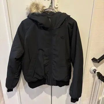 adidas 후드 부착 다운 자켓 블랙