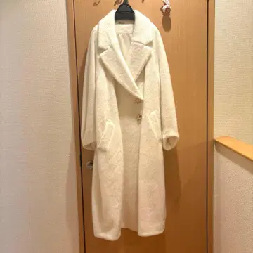 화이트 롱 코트 골드 버튼