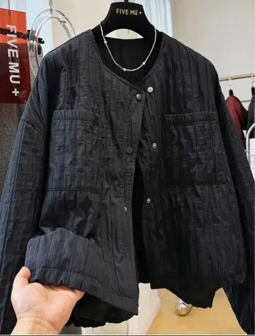 새상품 블랙 크레이프 가공 자켓