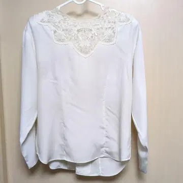 자연기행, 레이스 장식 화이트 긴팔 블라우스