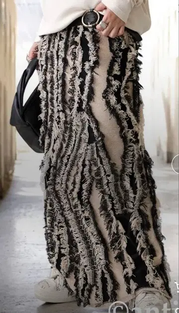 프린지 니트 스커트 블랙과 베이지