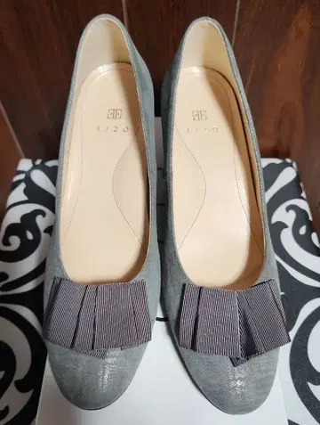 프릴 달린 그레이 펌프스