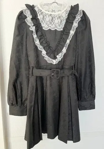 블랙 레이스 장식 프릴 넥 원피스