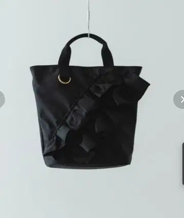 프릴 달린 블랙 토트백