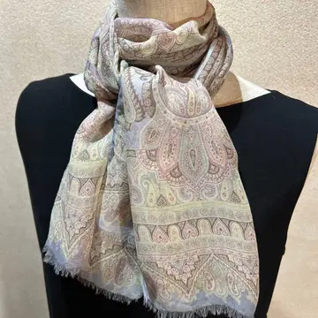 부드러운 색감의 에트로 쉬폰 스카프.
