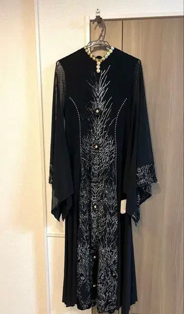 자수 장식 블랙 드레스