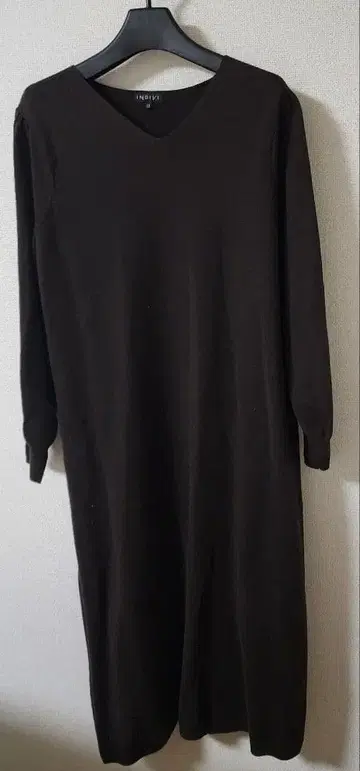 새상품급 INDIVI(인디비) 다크 브라운 V넥 니트 원피스