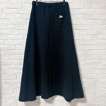 켈티 원포인트 로고 맨투맨 플레어 스커트 블랙 M