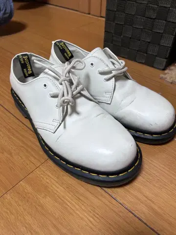 Dr. Martens 화이트 3홀 UK7